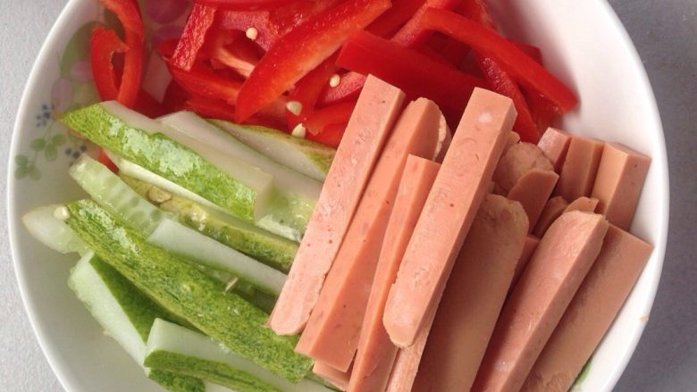 快炒火腿肠,备料:所有材料洗净,黄瓜切块,红椒切细丝,火腿肠切条。备用!