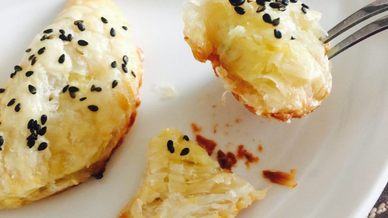 榴莲酥,为保证酥脆的口感,出锅后请尽快食用,一口咬下去,满满当当的全是榴莲,外皮酥脆和香甜软绵的馅完美结合,完美无瑕!绝对是俘获人心的杀手锏!😂