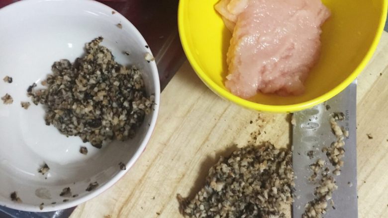 鸡肉蘑菇馄饨,全部剁碎是这样的呀
然后和馅 鸡肉里面放几滴香油 两到三勺盐 以及刚刚的蛋黄
拌匀之后加入蘑菇继续拌匀