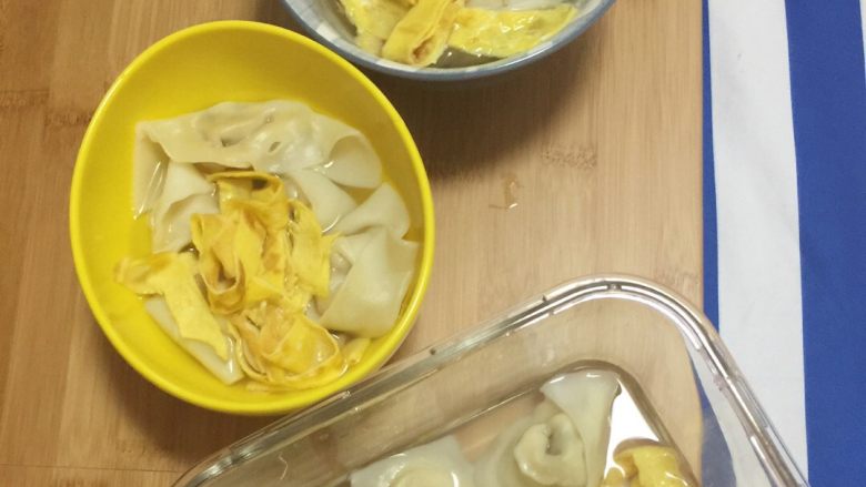 鸡肉蘑菇馄饨,最后下锅煮 家里没什么调料 就放了点盐和切了点蛋皮丝
