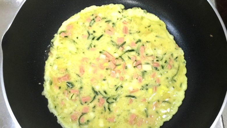 葱香黄瓜火腿鸡蛋饼,锅烧热，放一点油，然后把适量面糊放入锅中，摊成圆形