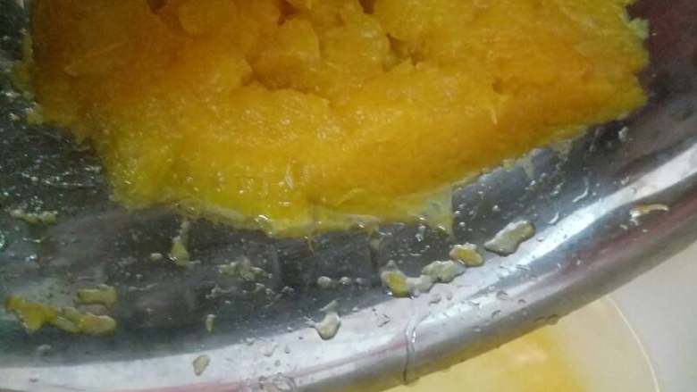 南瓜饼,南瓜凉了,去水!压制出水,倒去!