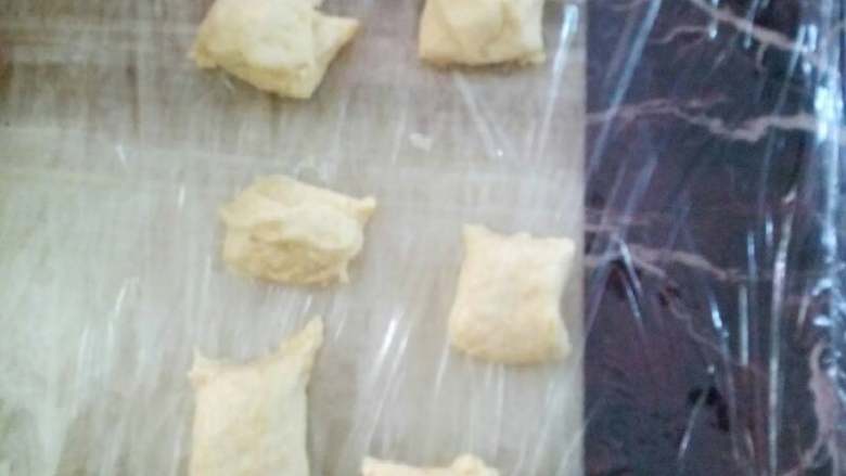 南瓜饼,团1搓条,切段!
团2也同样做法!