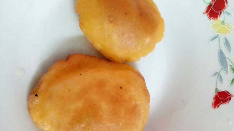南瓜饼,团1煎南瓜饼好了,好脆啊!我把饼盖好,三个小时后下午茶时吃,还很脆!外脆,里软绵绵的,超级赞!家人不够一会全吃光了!
