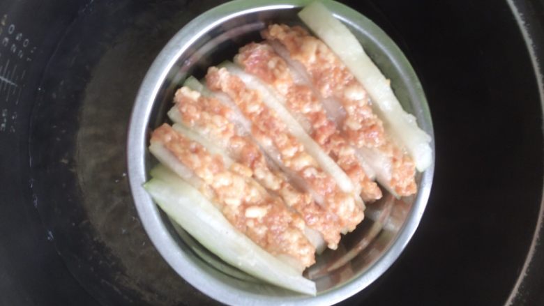爱心虾冬瓜扣,放到盘中摆好,冬瓜肚子向上摆,放入蒸锅里蒸十分钟