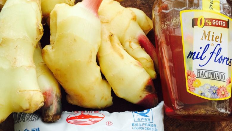 蜂蜜米醋泡姜#有个故事#,材料备齐,新鲜姜洗净后备用