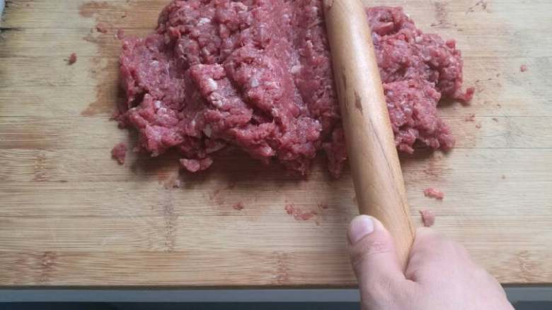 牛肉丸,<a style='color:red;display:inline-block;' href='/shicai/ 216'>牛肉</a>馅用擀面杖敲打，再摔打半小时