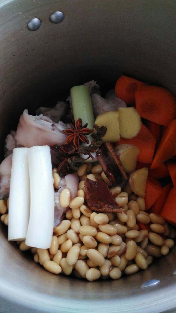 猪蹄黄豆汤,起高压锅,倒入猪蹄、黄豆、胡萝卜,佐料,料酒等。