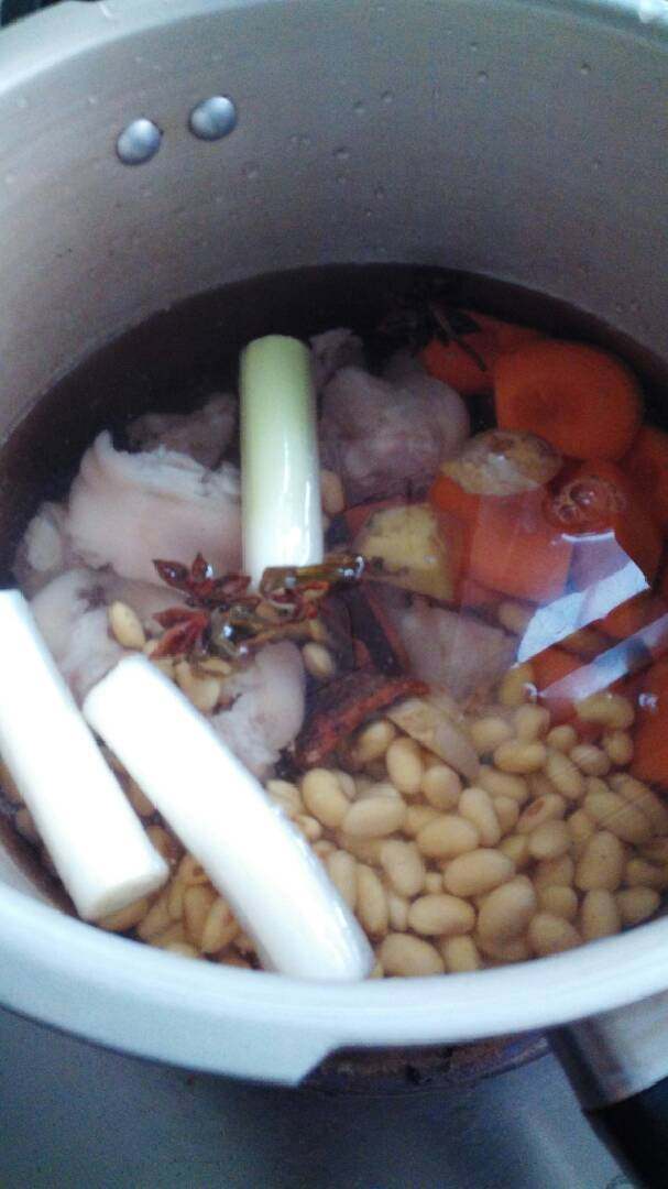 猪蹄黄豆汤,然后在高压锅加水1500克,加盖烧开,加压25分钟,成熟止。