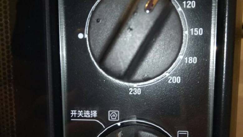 江米面炸红枣糕,<a style='color:red;display:inline-block;' href='/shicai/ 5809'>江米面</a>开水搅拌，凉一点加入<a style='color:red;display:inline-block;' href='/shicai/ 519'>面粉</a>，<a style='color:red;display:inline-block;' href='/shicai/ 739'>发酵粉</a>，加水适量和光滑。放入烤箱发酵20分钟。