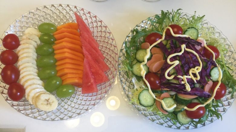 水果拼盘,把各种水果洗净
并切成自己想要的样子
拼盘即成哦