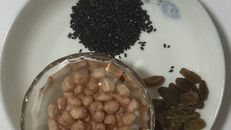 黑芝麻花生牛奶,炒熟的<a style='color:red;display:inline-block;' href='/shicai/ 668'>黑芝麻</a>一小撮，新疆<a style='color:red;display:inline-block;' href='/shicai/ 603'>葡萄干</a>几颗，生<a style='color:red;display:inline-block;' href='/shicai/ 664'>花生</a>一小把