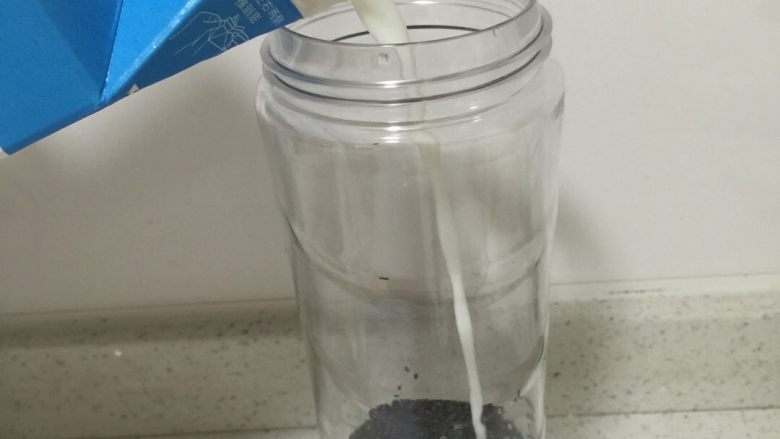 黑芝麻花生牛奶,所有材料倒入果汁杯，加入<a style='color:red;display:inline-block;' href='/shicai/ 219'>牛奶</a>。