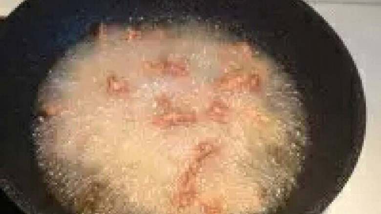 糖醋里脊,恢复油温,把炸过第一次的里脊肉再放油锅里炸一遍,捞出,控干油。