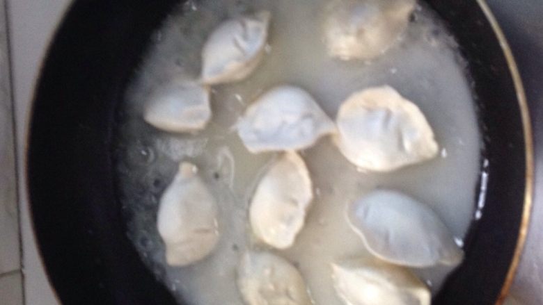 速冻饺子,蒸,煎饺。技,倒下去,薄薄的一层。大火转中火。