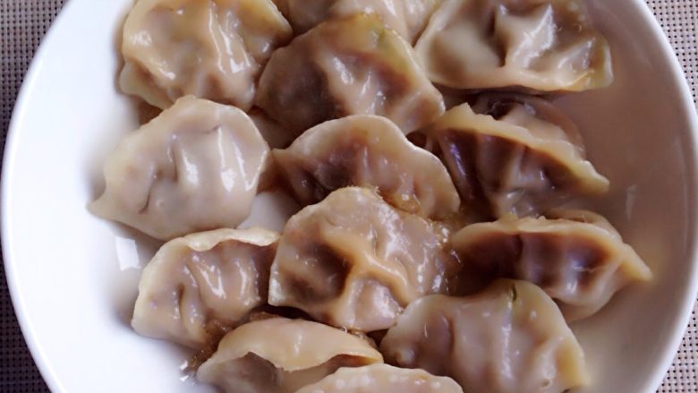 速冻饺子,蒸,煎饺。技,放在盘子,挨着摆好,各自冷却后的样子。透出来馅料的颜色。