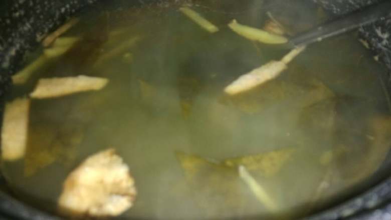冰镇绿豆汤,等到水煮开后关火,焖半个小时再开火煮开,再关火焖,大概两到三次绿豆就很容易煮烂了,我为了省时间就一直煮到绿豆有点开花,再加入海带,姜丝,<a style='color:red;display:inline-block;' href='/shicai/ 3772'>陈皮</a>再继续煮。