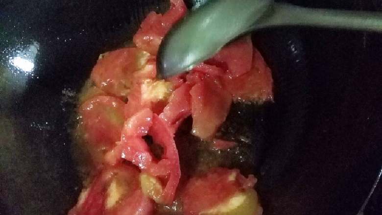 番茄豆腐烩(滑)鱼,热锅热油,加入<a style='color:red;display:inline-block;' href='/shicai/ 59'>番茄</a>片,炒成沙。加入葱姜蒜炒香。趁着香味,倒入生抽老抽耗油,适量盐,倒入热水。