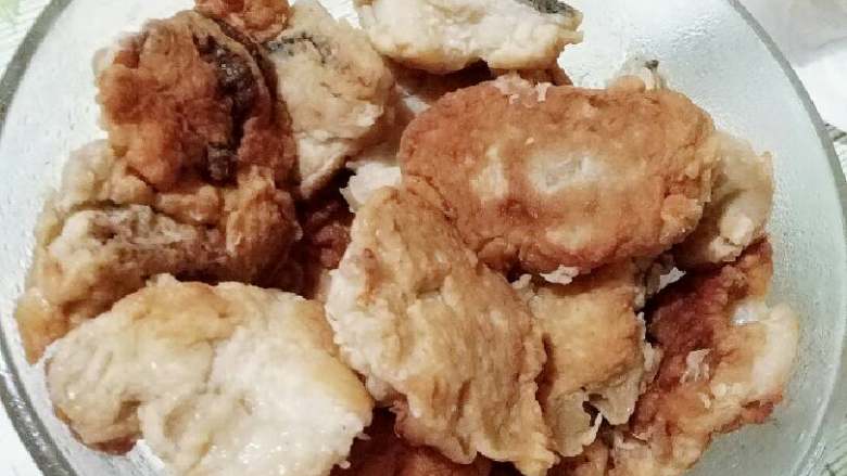 番茄豆腐烩(滑)鱼,我没有滑鱼,而是烩鱼。所以我用平底锅煎了一下。如果是滑鱼,水滚直接滑鱼片。烩鱼的话,就水滚倒入煎好的鱼片。