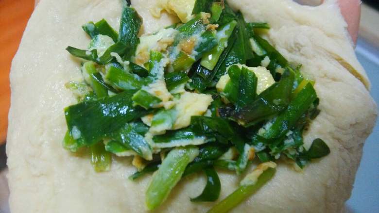 韭菜煎饼,我直接分小团,放入炒熟的馅料包好