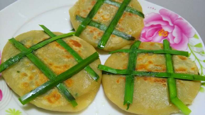 韭菜煎饼,出锅可以吃了,也可以抹上酱汁吃