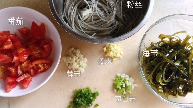 蒜香海带粉丝,        准备好原材料（图中还缺<a style='color:red;display:inline-block;' href='/shicai/ 134296'>白胡椒粉</a>），各种配料多少依你自己的口味吧，比如我第一次做的时候就没有放姜末和<a style='color:red;display:inline-block;' href='/shicai/ 134296'>白胡椒粉</a>。但我感觉蒜末不要放少了，它太香了，每次炒蒜末，那个蒜香我都闻得相当愉悦。有人爱吃辣的，完全可以放点剁椒进去。
        <a style='color:red;display:inline-block;' href='/shicai/ 523'>粉丝</a>泡软以后可以切成小段，这样吃起来方便一点。