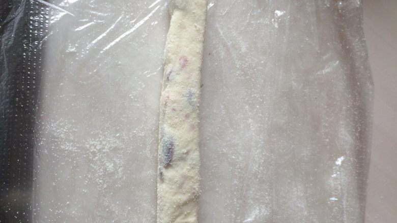 蔓越莓牛扎糖,拿出切成方块或方条,切的时候一刀按到底。我认为这样更好切
