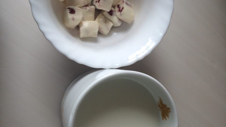 蔓越莓牛扎糖,再配上一杯学生奶粉,水多一点,解腻.