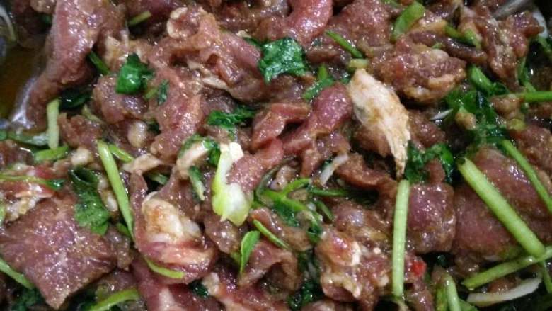烧烤,拌肉要先加盐五香粉葱香菜孜然粉烧烤拌料,后加油,肉比较入味,可以再加点韩式<a style='color:red;display:inline-block;' href='/shicai/ 47006'>烧烤酱</a>拌肉,也很好吃!也可以加点鸡蛋清