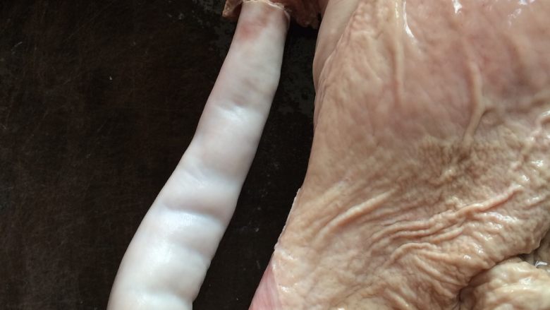 白切胡椒猪肚,这条长长的的用开水汤一下,刮掉白白一层东西