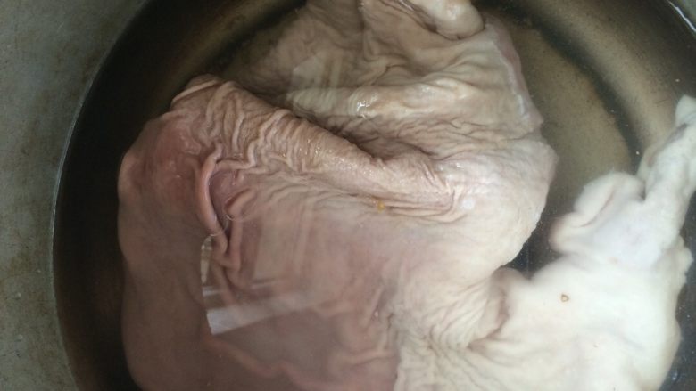 白切胡椒猪肚,用牙签把口封口,放到高压锅里炖,可以放一盘水,煮出的猪肚汤也好喝的,在水里加入适量盐,一片姜,那三分之一的胡椒,水开后,8分钟可以了,压时间久猪肚不好吃。不用高压锅做也可以,用一般的锅慢火炖,炖的时间长要一个小时多,这样的猪肚更香。我有时间做就用慢火炖。