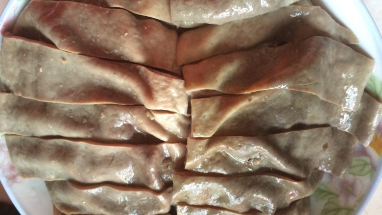 白切胡椒猪肚,切好一边就摆一边,成品切好,多美观