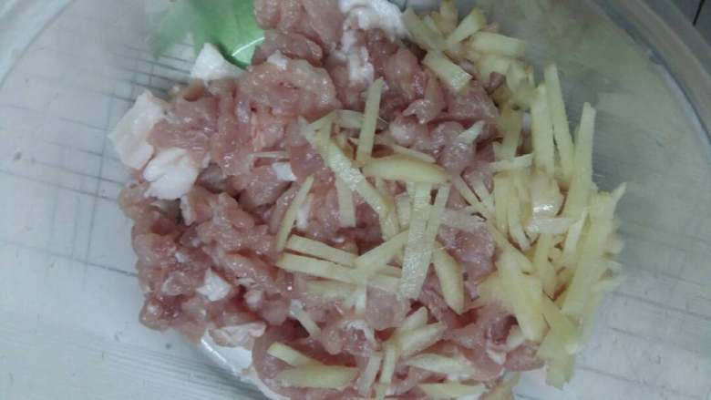 自制手擀面#面条变身计划#,肉切丝加入生姜丝,料酒,适量的盐,淀粉腌制一下。