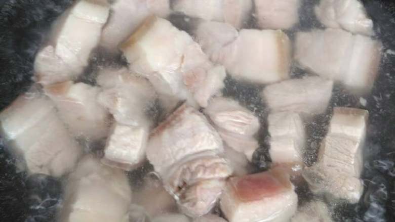 私房红烧肉,五花肉在水里煮开一会儿,看图…水上飘出浮沫,关火。把锅里的肉捞出用清水洗净
