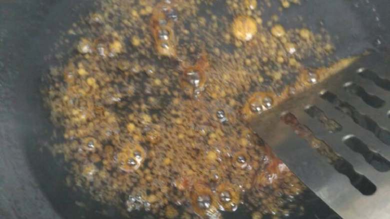 私房红烧肉,中小火把冰糖熬至焦糖色,要用锅铲不停的搅拌哦