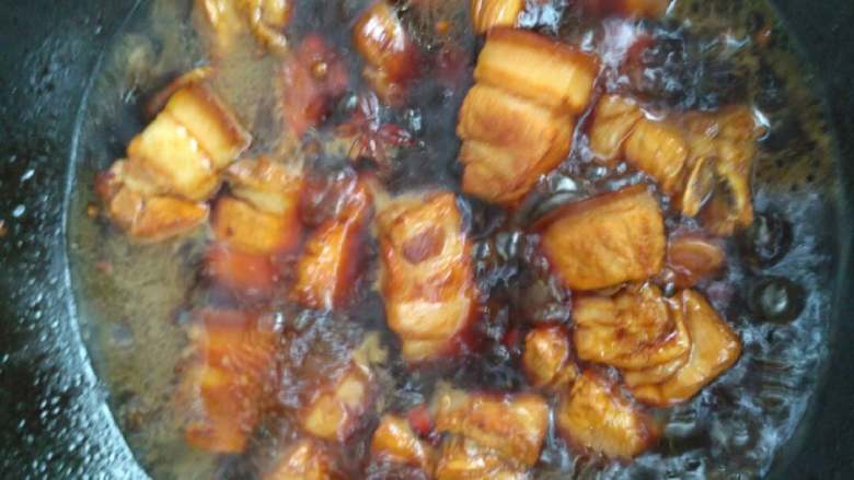 私房红烧肉,锅中水烧开后,转中小火慢炖,大概半小时后汤汁已经不多了,加入适量的盐调味,中途要用锅铲翻一翻,以免糊锅…然后继续闷炖,这时一定要勤看勤翻,最后收汁是最容易糊锅的
