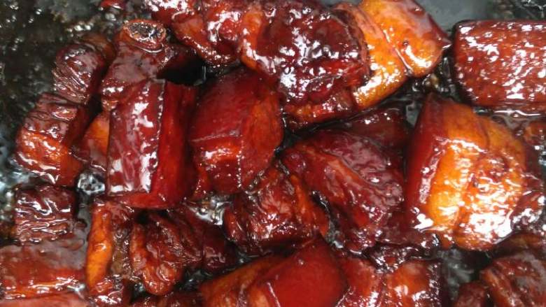 私房红烧肉,汤汁收完的五花肉,已经离成功只差毫厘了…图中的油脂,是从肉里面逼出来的,这时的五花肉已经不那么油腻了…到这一步成色也出来了,就算成功了