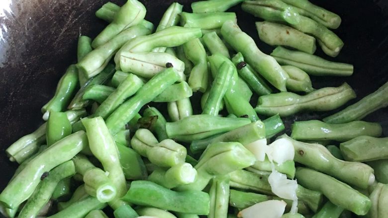豆角烧土豆,加入豆角大火快速煸炒,一般我会这会先少加一点盐,因为豆角比较难入味