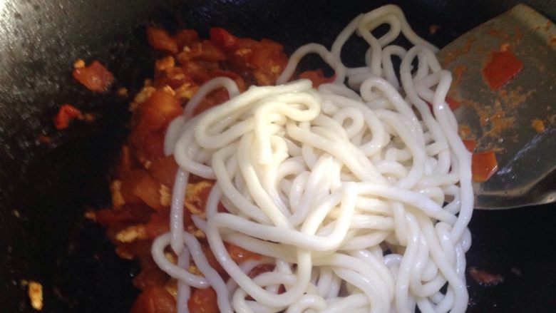 番茄鸡蛋炒乌冬面,下乌冬面混合均匀炒。关火试味道,味道淡就加盐巴调味。提示:炒乌冬面不易过久会断,蕃茄酱多盐就要少放,乌冬面很入味要少盐。