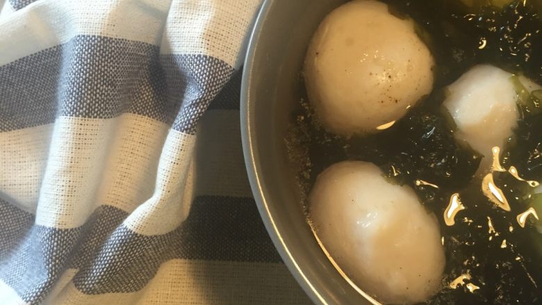 紫菜鱼圆面,冷水煮开下鱼圆，煮一两分钟。