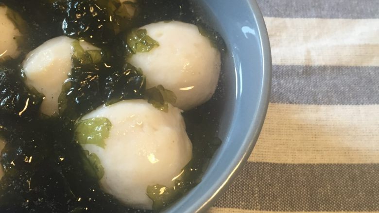 紫菜鱼圆面,盛出，放入锅内，加白胡椒，滴几滴香油。