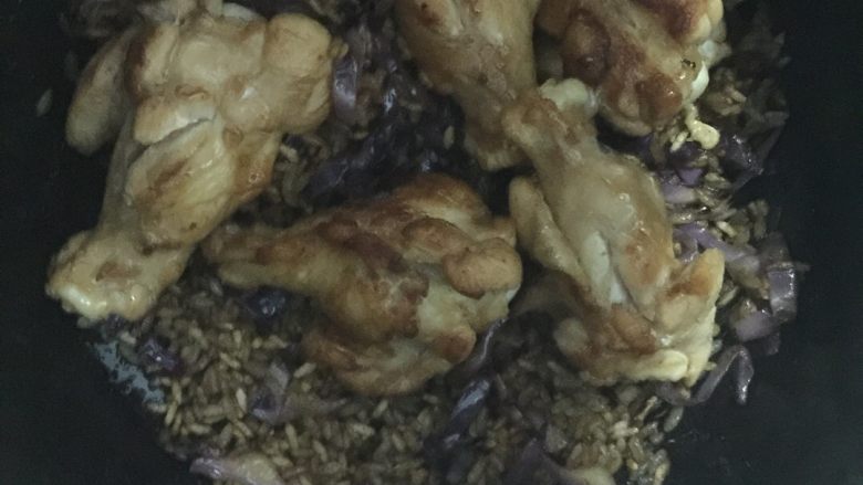 咖喱鸡腿饭,把翻炒后的一半米饭放入电饭煲,之后鸡腿肉,上面是另一半米饭,放入适量水,电饭煲蒸米饭的流程