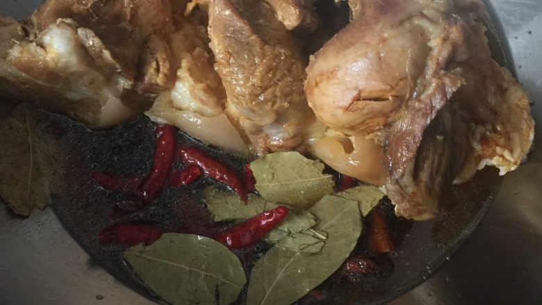 酱香东坡肘子,微炸后,下所有配料八角、香叶、桂皮、老抽、生抽、白糖、白醋、料酒、盐、味精,红烧肘子