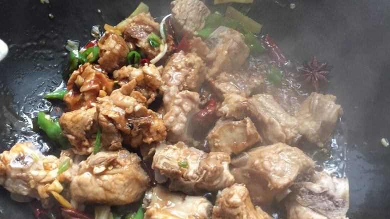 排骨焖饭,倒入排骨翻炒。加入<a style='color:red;display:inline-block;' href='/shicai/ 718'>料酒</a>，<a style='color:red;display:inline-block;' href='/shicai/ 788'>生抽</a>，少量<a style='color:red;display:inline-block;' href='/shicai/ 762'>老抽</a>上色，蚝油等继续翻炒。