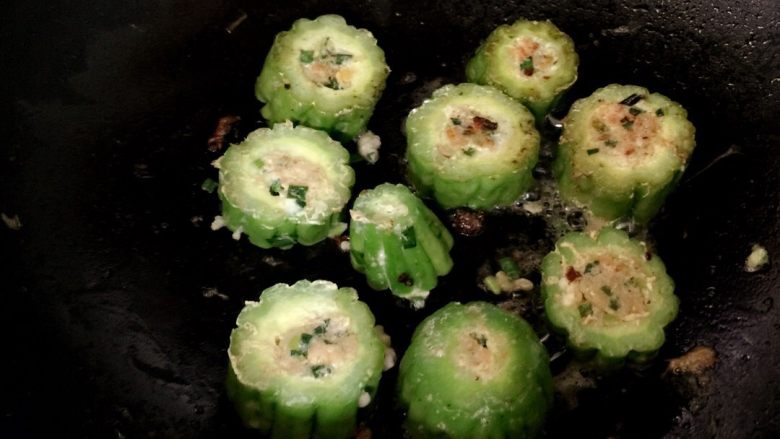 酿苦瓜➕酿辣椒,在锅中煎。剪得透些。