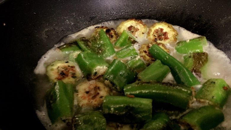 酿苦瓜➕酿辣椒,加入水焖。焖到水干。加入葱姜蒜。