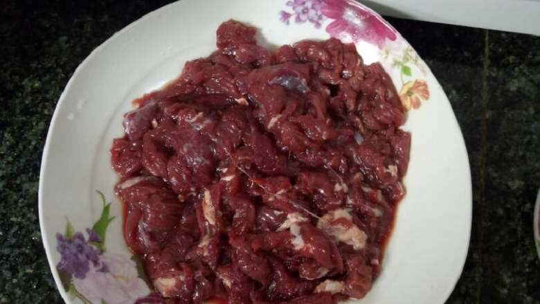 丁氏水煮牛肉,<a style='color:red;display:inline-block;' href='/shicai/ 216'>牛肉</a>切好以后就放点盐,料酒腌制
二十分钟左右