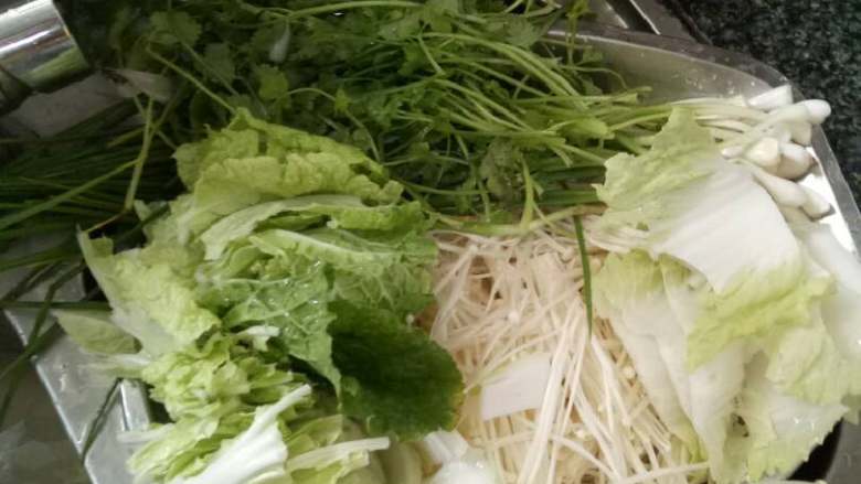 丁氏水煮牛肉,要用的菜洗好准备,我的是弄多了点,没用完
