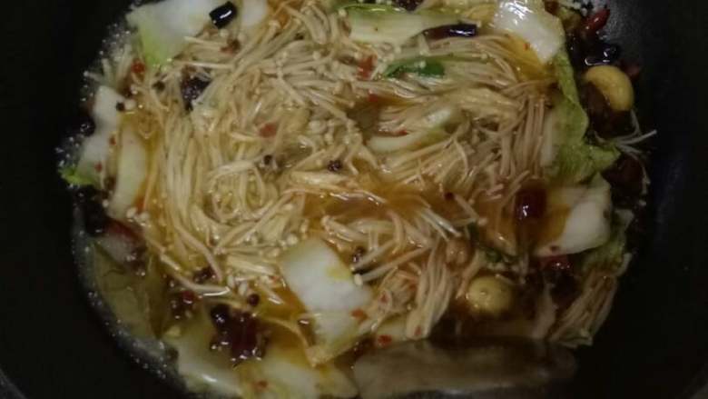 丁氏水煮牛肉,把要用的小菜放进去煮,煮到刚好熟就立马捞起来装盆