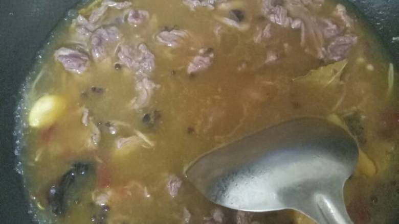 丁氏水煮牛肉,小菜装好以后,大火把锅里的烫烧的沸腾起来,再放下腌制好的牛肉,这样牛肉很快就好了,再放一点鸡精,立马装进之前装小菜的盘里